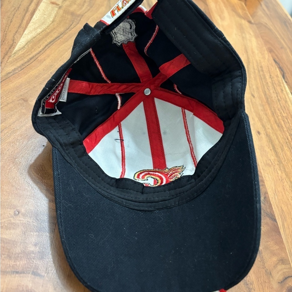 CCM Calgary Flames Vintage Hockey Cap Black Red NHL - Picture 6 of 9